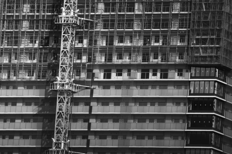 足場が組まれた高層階の写真