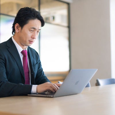 広い会議室でリモートワークの写真