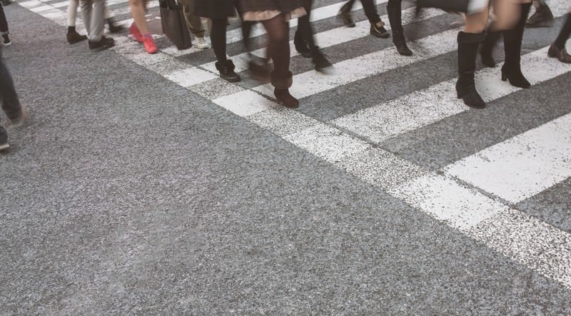 横断歩道と人の足の写真