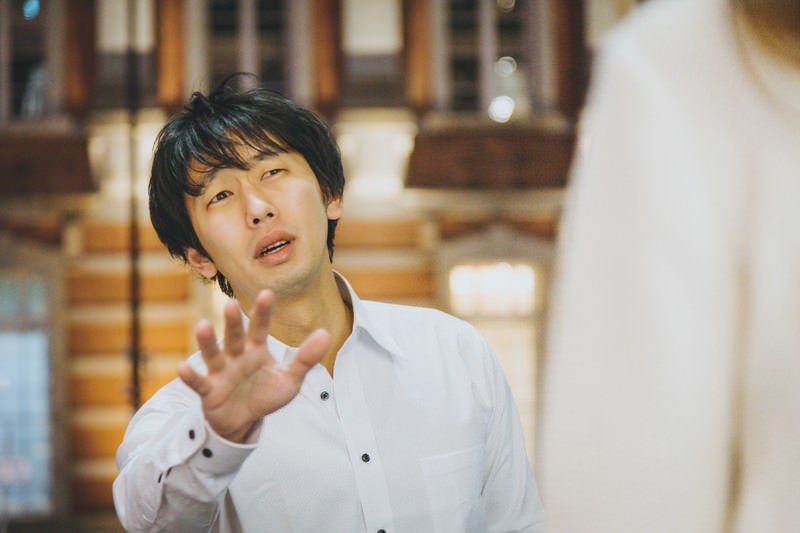 「ちょっと待ってちょっと待ってお姉さん」と追いかけるナンパ師の写真