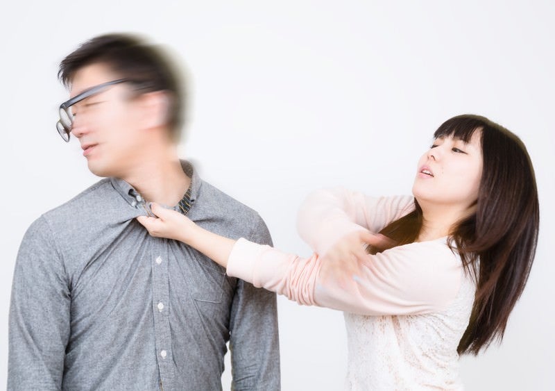 「良く考えたら生理的に無理！」と彼氏にビンタをする彼女の写真