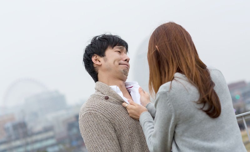 女性に胸倉を掴まれた全然反省していない男性の写真