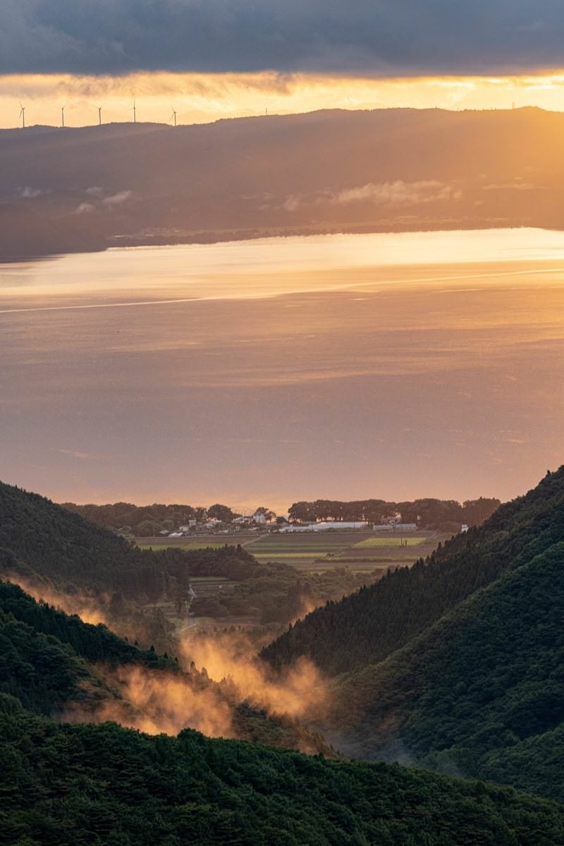 夕景に見る山間からの景色（御霊櫃峠からの景色）の写真
