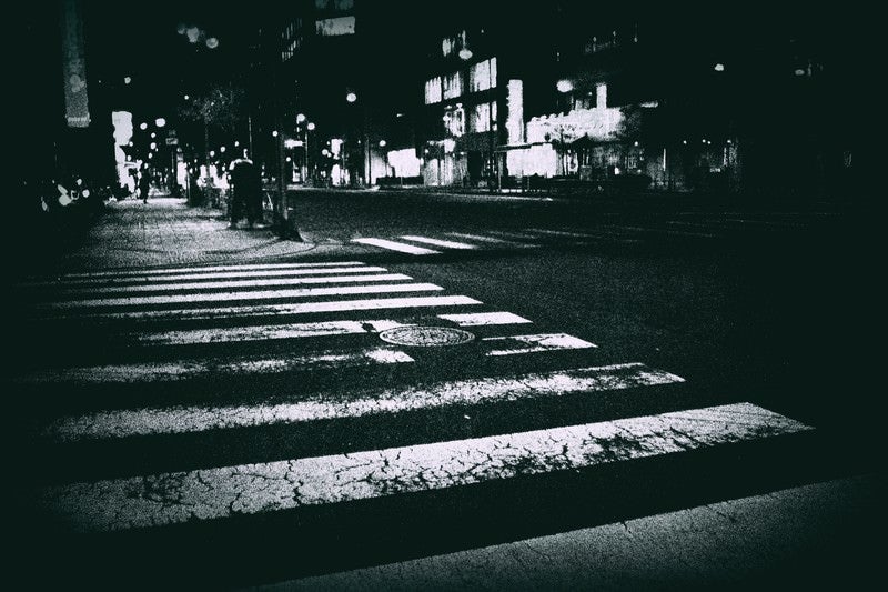 薄れかかった横断歩道の写真