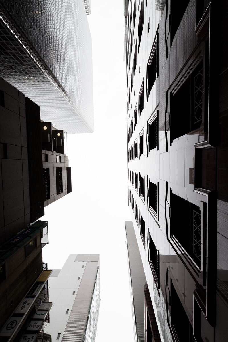 都会のビルと見上げる空の写真