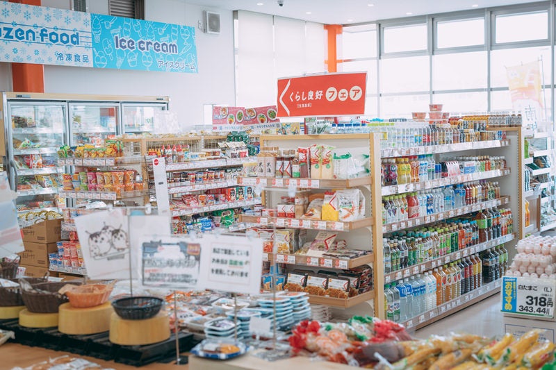 小高ストアの商品棚と店内の様子の写真
