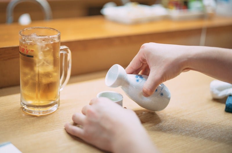 手酌で熱燗を飲むの写真