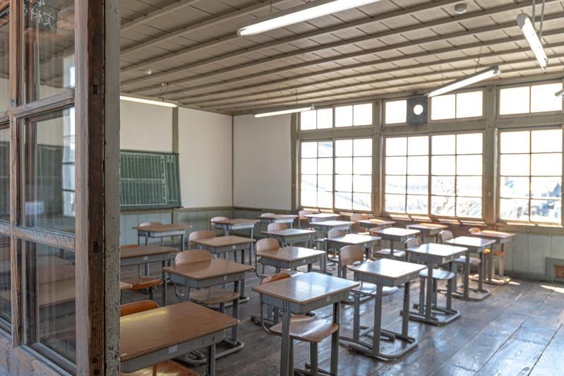 明るく照らされた学習の舞台の写真