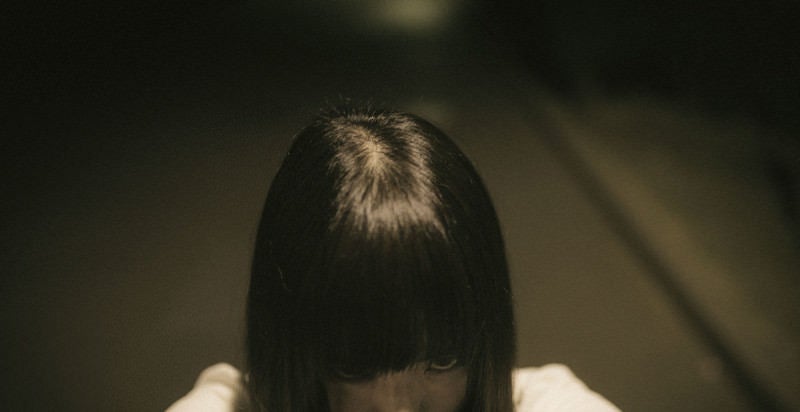恨みを込める女性の写真
