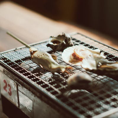 魚市場で網焼きの写真