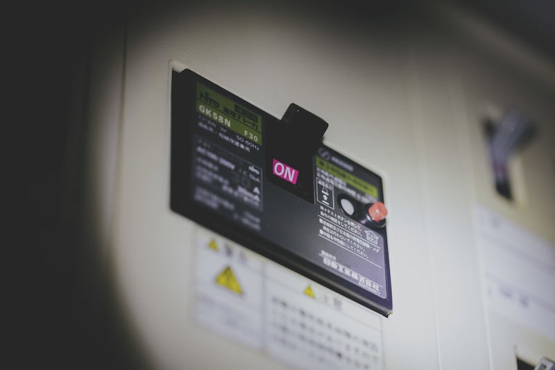 通電したままのブレーカー（停電中）の写真