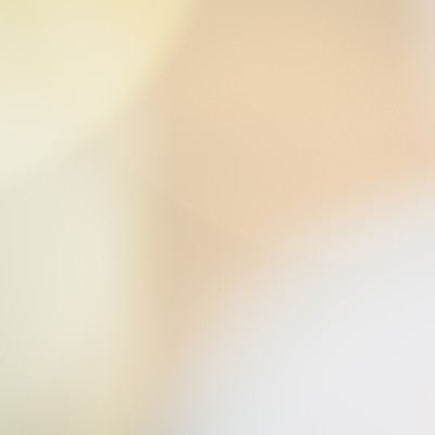 薄い黄色とオレンジ色のライトアップの写真