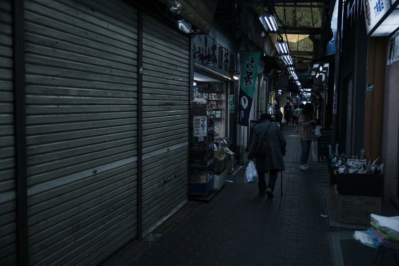 六角橋の仲見世通りの中の写真