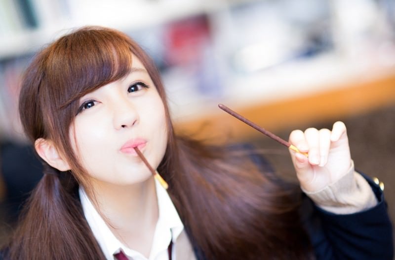 突然、ポッキーゲームをはじめる女子高生の写真