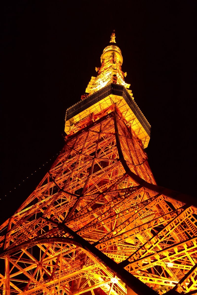 ライトアップされた東京タワーの写真