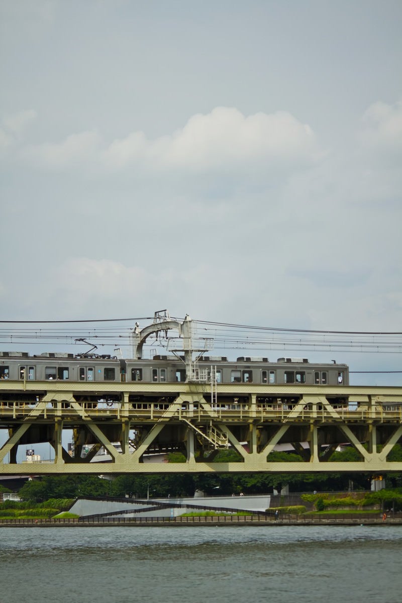 隅田川を通過する電車の写真