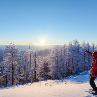 太陽を指差す登山者（雲取山）の写真