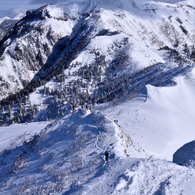 厳冬の上州武尊山を歩く登山者の写真