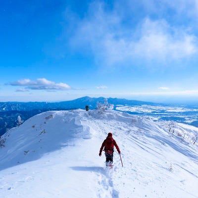 雪原を走る赤い登山者（上州武尊山）の写真