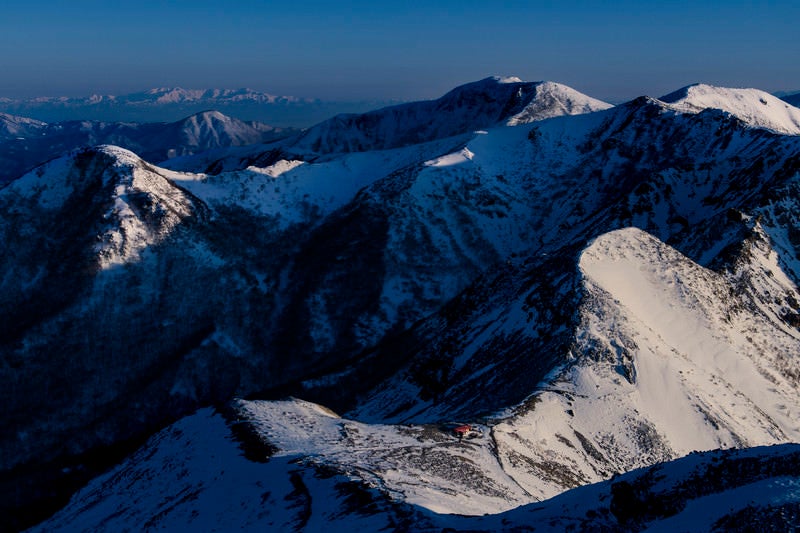 朝の光照り付ける那須連山の景色の写真