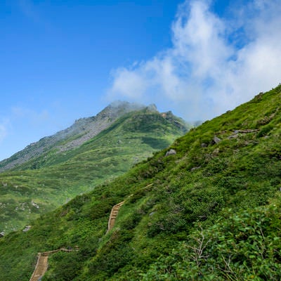 雲が晴れつつある鳥海山山頂の写真