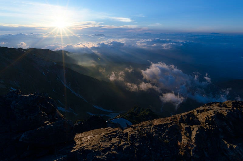 白馬岳山頂から見る朝日の写真