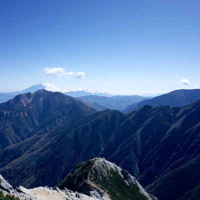 甲斐駒ヶ岳から見る鳳凰山と富士山方面の写真