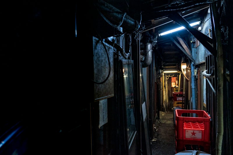 荒れ果てた飲み屋の裏路地の写真