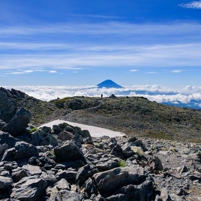 間ノ岳山頂から富士山を望むの写真
