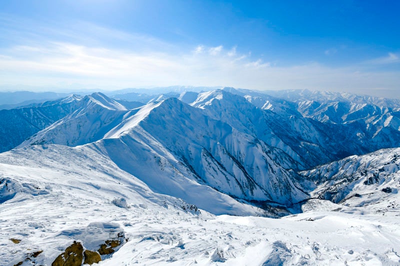青く染まる冬の谷川岳主脈の写真