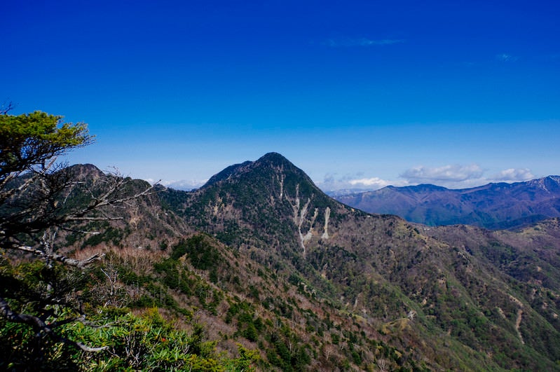 庚申山から見る皇海山の景色の写真