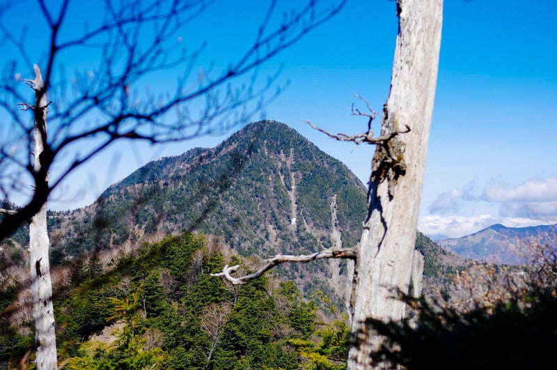 庚申山の登山道から見る皇海山（すかいさん）の写真
