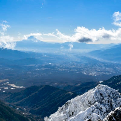 冬の赤岳山頂から見る富士山の写真