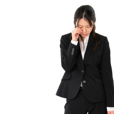 成果がでないで落ち込む女性社員の写真