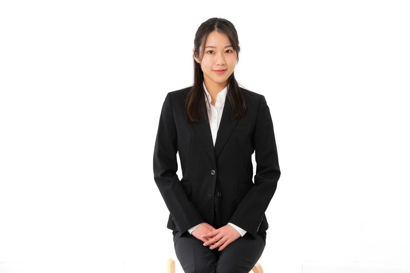相談に乗る女性社員の写真