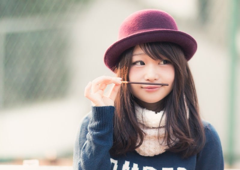 「ねぇ見て、見て……ヒゲ」とおどける女の子の写真