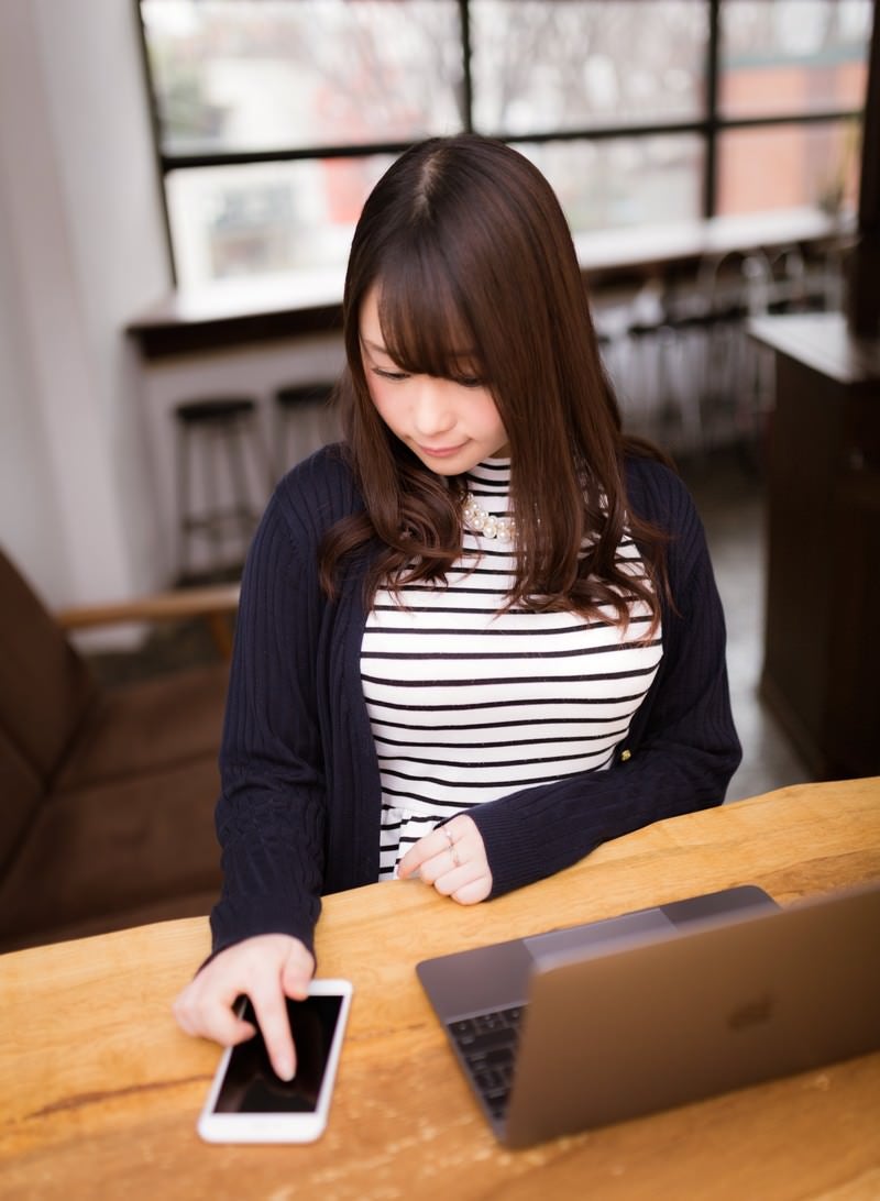 スマホでブラウザチェックをするコーディング女子の写真