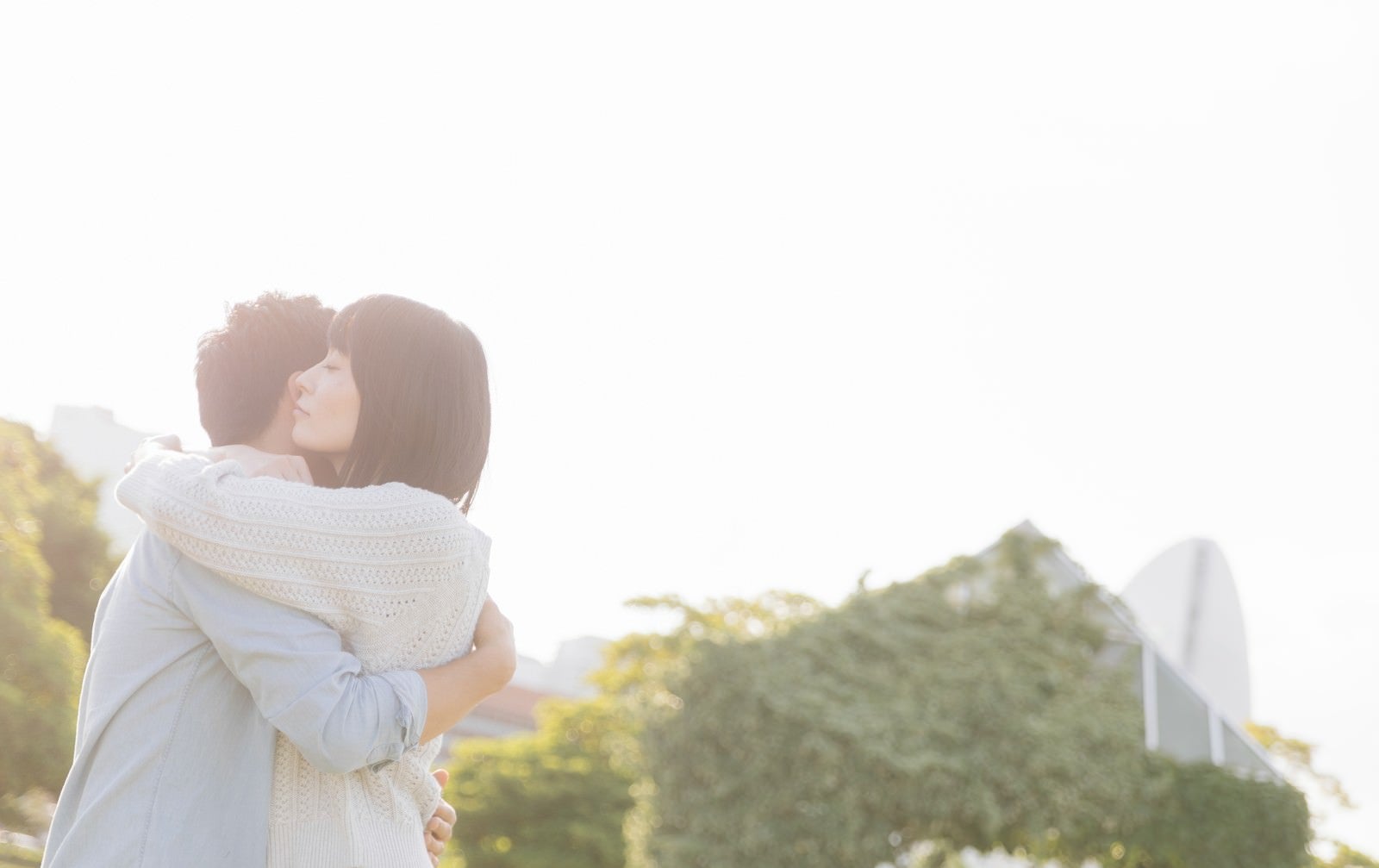 「大好きな彼氏とハグ」の写真［モデル：たけべともこ］