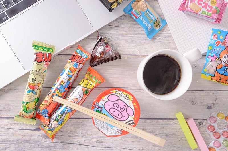 休憩中の机の上に散らばったお菓子の写真