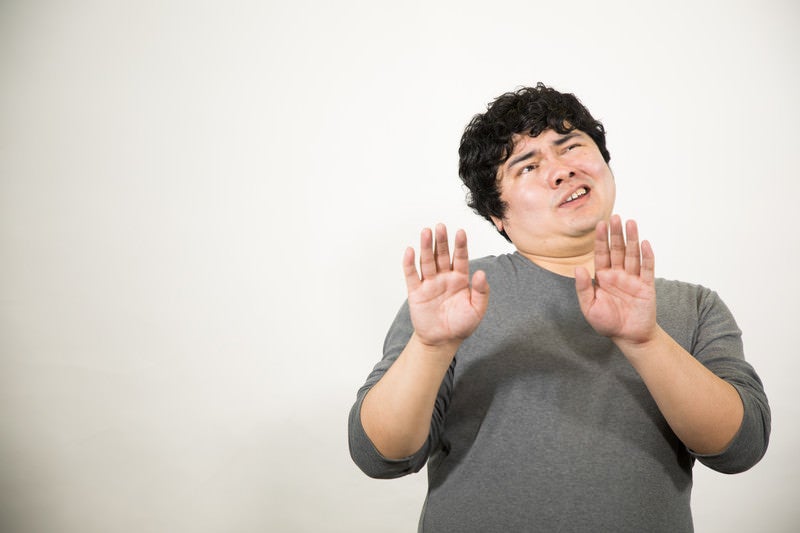 露骨に嫌がる男性の写真