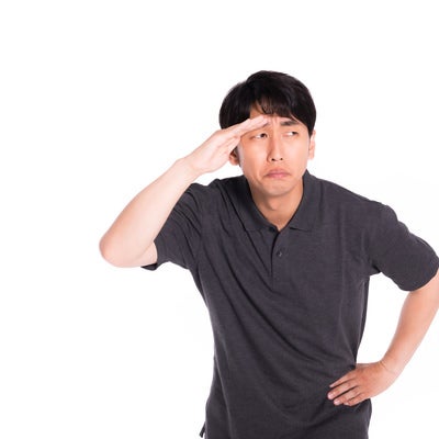 訝し気に周りを見渡す男性の写真