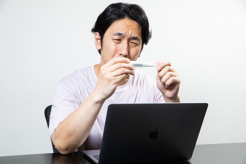 ワクチン接種二日目、副反応で熱が出てて仕事にならない様子の写真