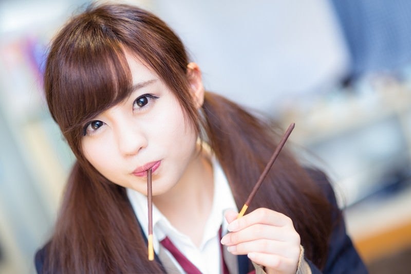 「どっちが食べたい？」と僕をからかう女子高生の彼女の写真