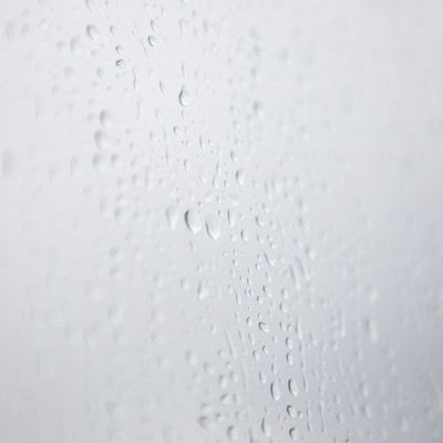 雨の日の窓の写真