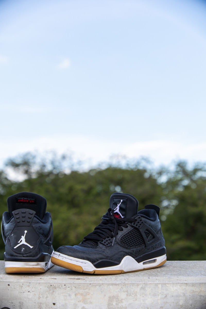 青空の下に置かれたスニーカー（AIR JORDAN4）の写真