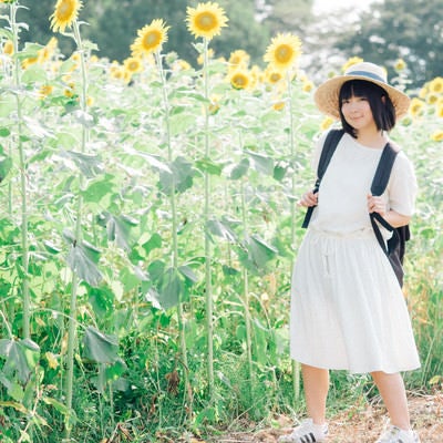 ひまわりよりも元気な彼女の写真
