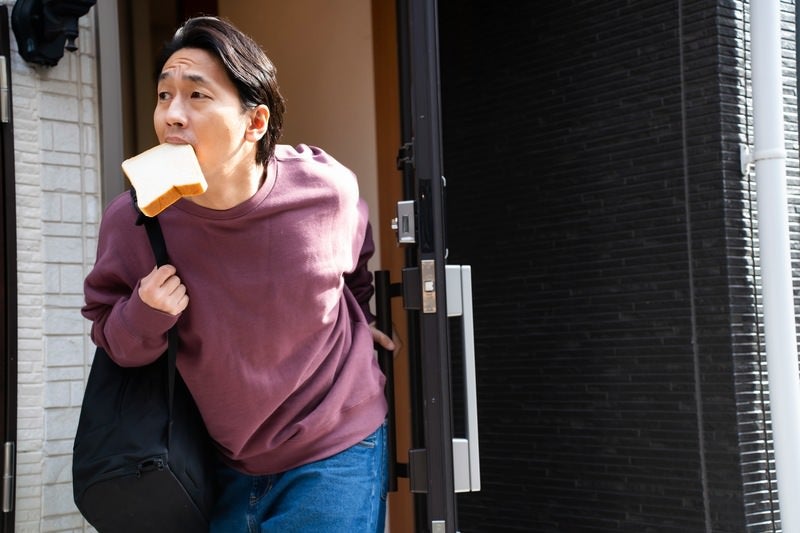 出会いを求めて食パンを咥えながら家を出る男性の写真