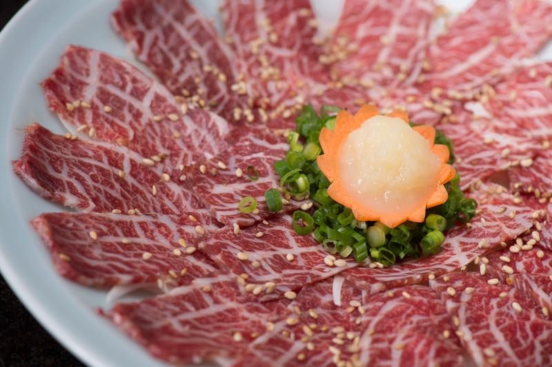 おろしにんにくと刻みネギで食べるのがおすすめ！料理宿「栄太郎」の新鮮な馬刺しの写真