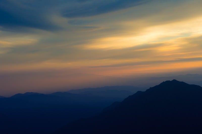 郷愁感をがある夏の北アルプスの夕暮れと山のシルエットの写真