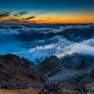 夕焼けに彩られた西鎌尾根と雲海の写真